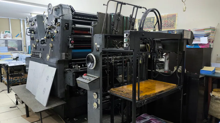 Máquina de impresión offset en el taller de Multigraff Litografía