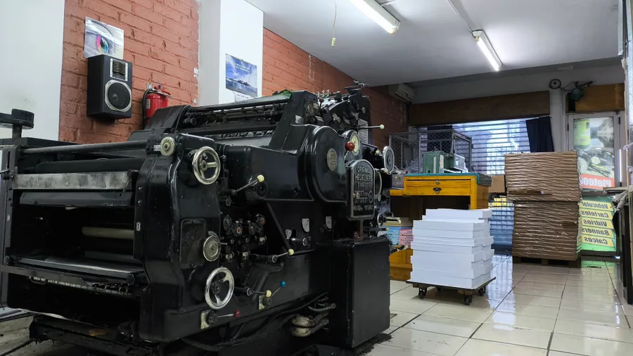 Máquina de impresión offset en el taller de Multigraff